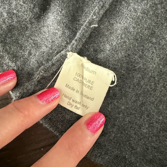 100% cashmere Gray Cardigan Sweater with Open Front and Ribbed Cuffs - Picture 4 of 5